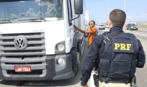 国道での監視にあたる連邦道路警察官とトラック運転手（Vladimir Palatonow/Agencia Brasil）