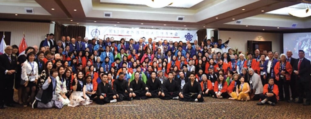 第１１回海外福岡県人会世界大会の全体写真（ペルー新報スペイン語版１１月２０日１面より）