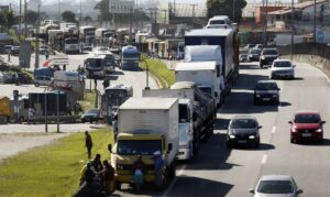 幹線道の路肩を埋めるトラックの群れ（Thomaz Silva/Agencia Brasil）