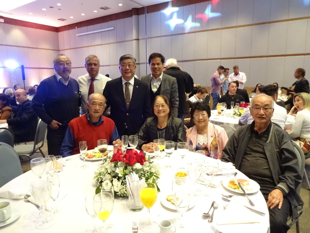 西川さん（後列左から３番目）とお祝いに駆けつけた中学時代からの同級生