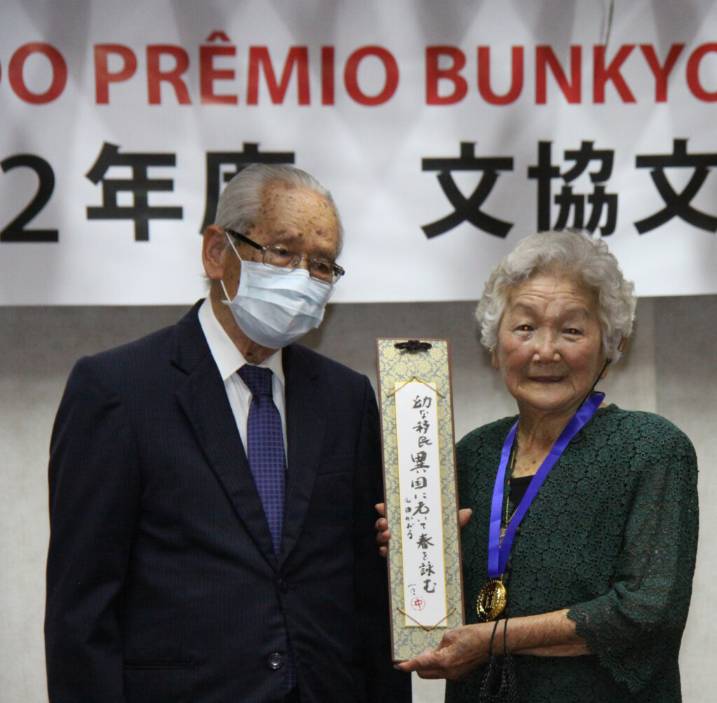 若松氏から短冊を贈呈された俳句部門１位の山田さん（右）