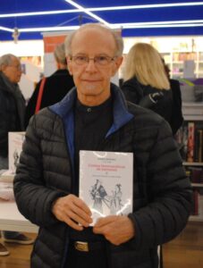 『Contos Homoeróticos de Samurais』を持つジョゼさん