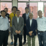 前列左から飯田元会長、内田本部長、須郷元会長、山崎会長。後列左から金丸幹事、青柳社長、田島主事。