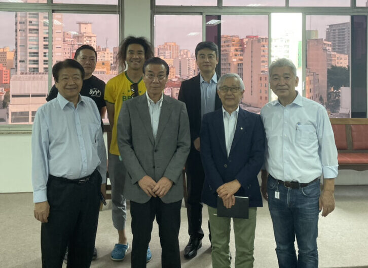 前列左から飯田元会長、内田本部長、須郷元会長、山崎会長。後列左から金丸幹事、青柳社長、田島主事。