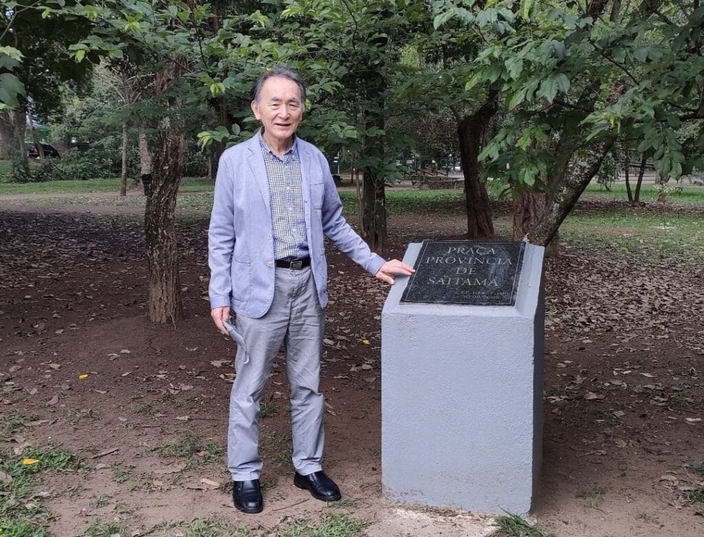 サンパウロ市内の「さいたま公園」を訪問した尾﨑さん（本人提供写真）