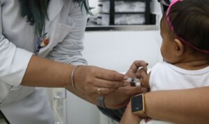 子供への接種進展も待たれている（Revona Rosa/Agencia Brasil）