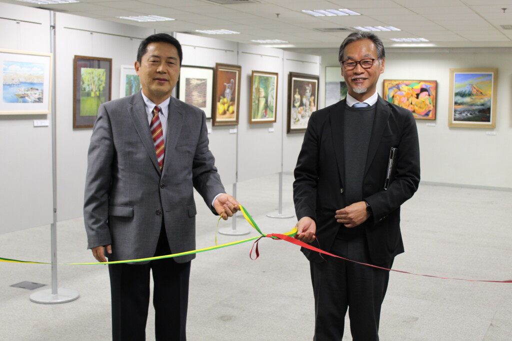 テープカットする長屋会長と桑名総領