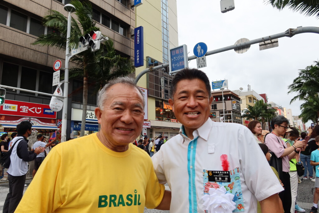 左が島袋栄喜元ブラジル沖縄県人会会長、右が沖縄県議会議長の赤嶺さん