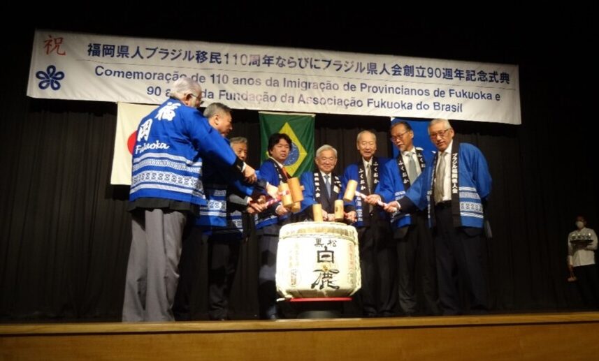 右から順に西尾文協会長代理、桑名サンパウロ総領事、南アゴスチンニョ俊男会長、生嶋副知事、吉松県議会議長代理、松尾相談役（左端）による鏡開き