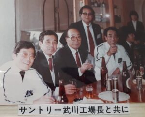 サントリー武川工場視察の際、左から2人目が横田さん、徳留さん、後ろに桜井さん(1995年頃)