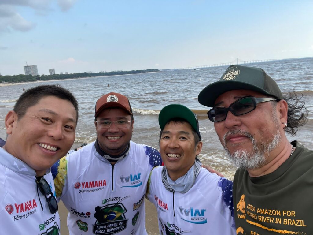マナウスでの釣り大会に参加した中村さん（左端）と石元さん（右端）（提供写真）