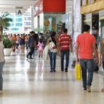 新型コロナに伴う規制緩和で人出が戻ってきたショッピングセンター（Agencia Brasil）