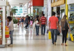 新型コロナに伴う規制緩和で人出が戻ってきたショッピングセンター（Agencia Brasil）