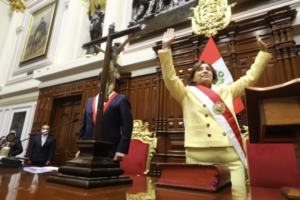 ペルー史上初の女性の大統領として宣誓したディナ・ボルアルテ大統領（アンディーナ通信社１２月７日）