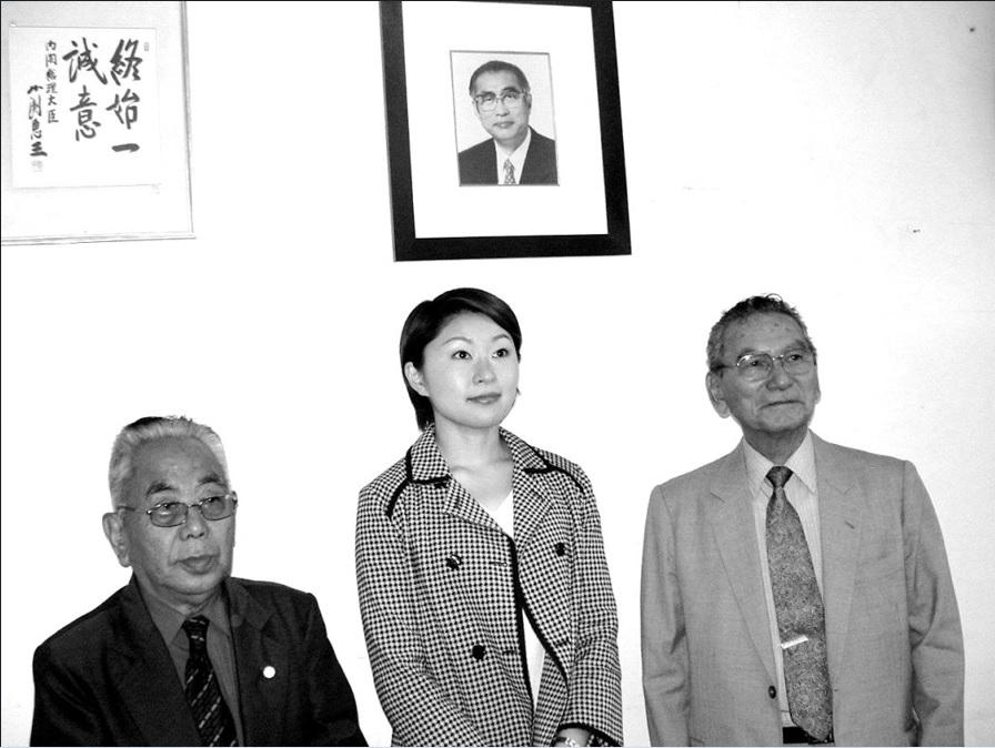 ２００４年８月２３日、群馬県人会館を訪問された小渕優子議員と当時の県人会役員