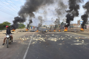 抗議活動参加者による幹線道路の封鎖の様子（アンディーナ通信社１２月１６日）