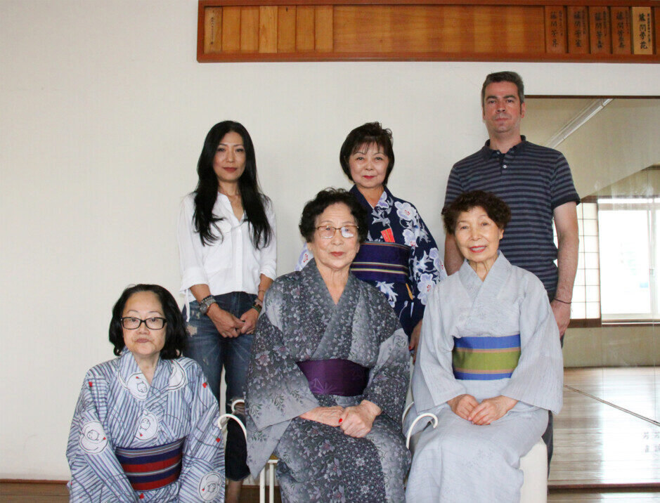 文協ビル４階の稽古場に集まった藤間流日本舞踊学校の皆さん