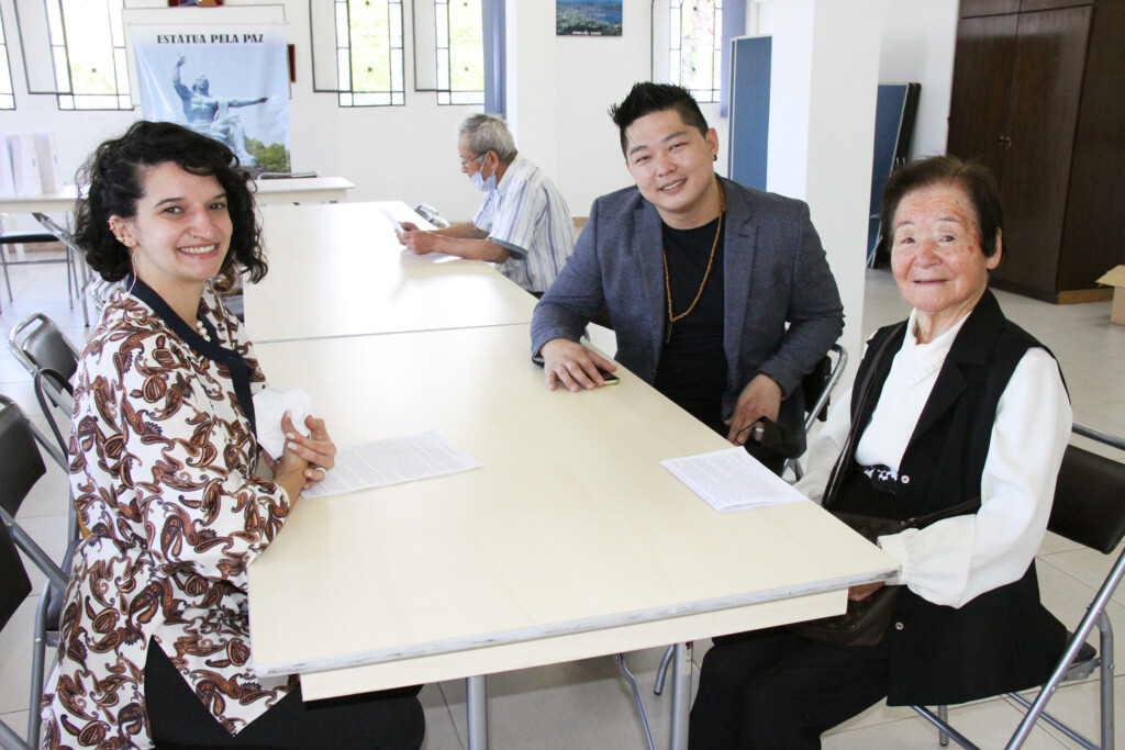 敬老会に参加した岩永恵美子さん（右）と孫の光石さん（中央）。左は光石夫人