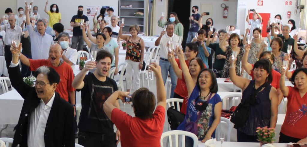 静岡県人会の式典で元気に乾杯する様子