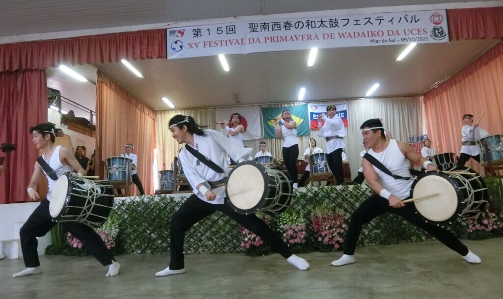 演奏を披露する轟太鼓