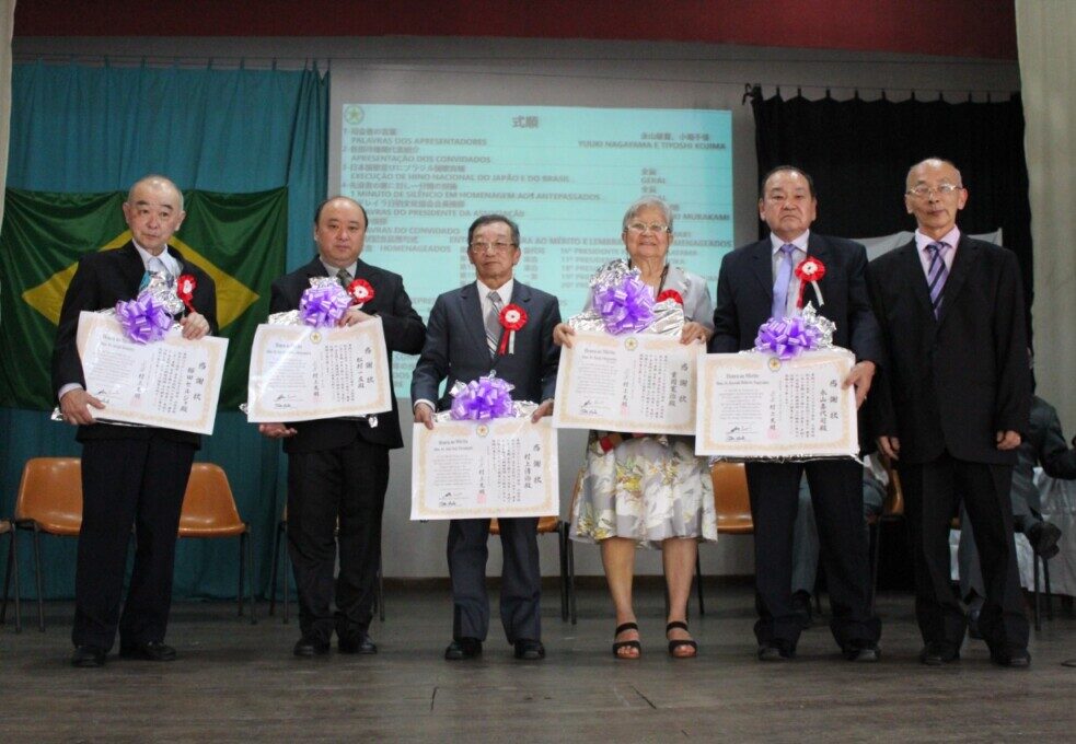 歴代会長５人、左から櫛田セルジオ、松村一友、村上清治、重岡代理、永山喜代司５氏に感謝状