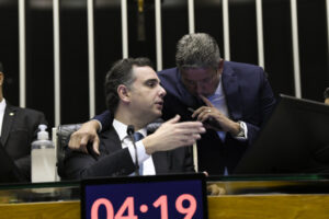 ２０２３年予算案について話し合うパシェッコ上院議長とリラ下院議長（Foto: Roque de Sá/Agência Senado）