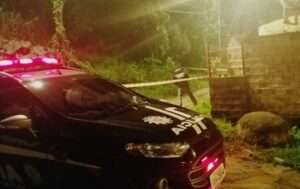 殺人事件の現場に駆けつけた市警の車両（Polícia Civil/divulgação）