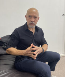 真剣な眼差しで自身の経験を語るベンジャミンさん