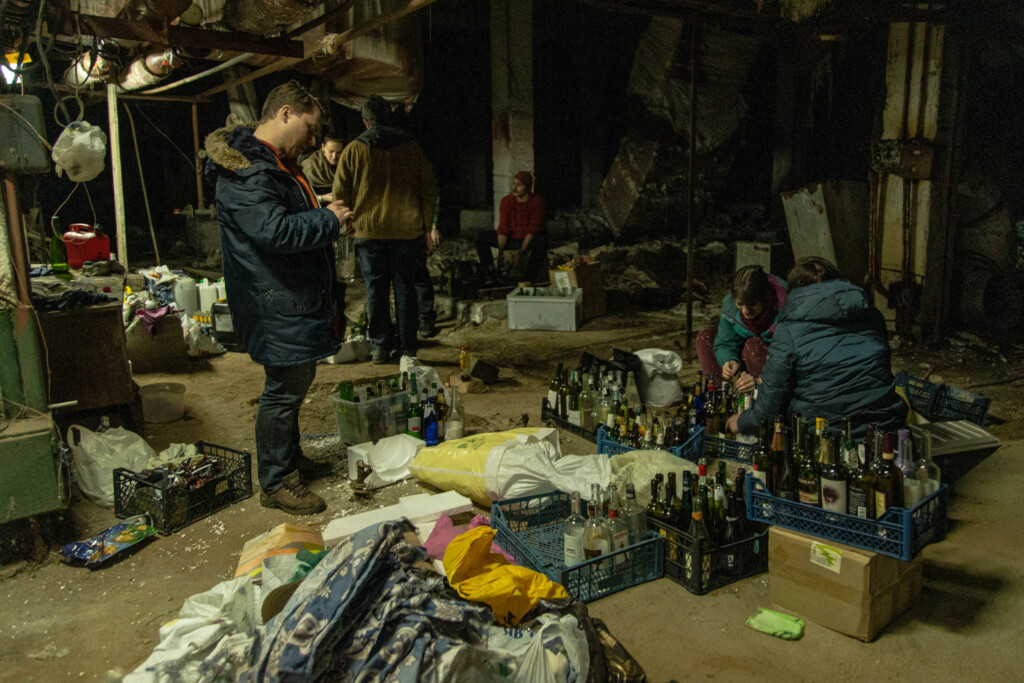 ロシアの首都侵攻に備えて火炎瓶を作るキーフのウクライナ人住民（２月２５日、Yan Boechat/VOA, Public domain, via Wikimedia Commons）