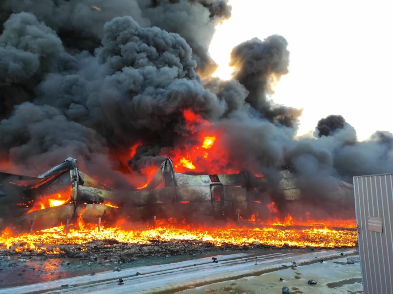 ロシアの攻撃を受けて炎上するウクライナの化学工場（３月１８日、Dsns.gov.ua, CC BY 4.0, via Wikimedia Commons）