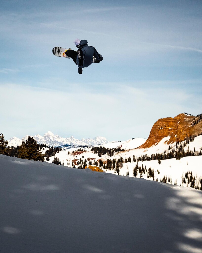 バックカントリー競技中の角野友基さん（本人提供）