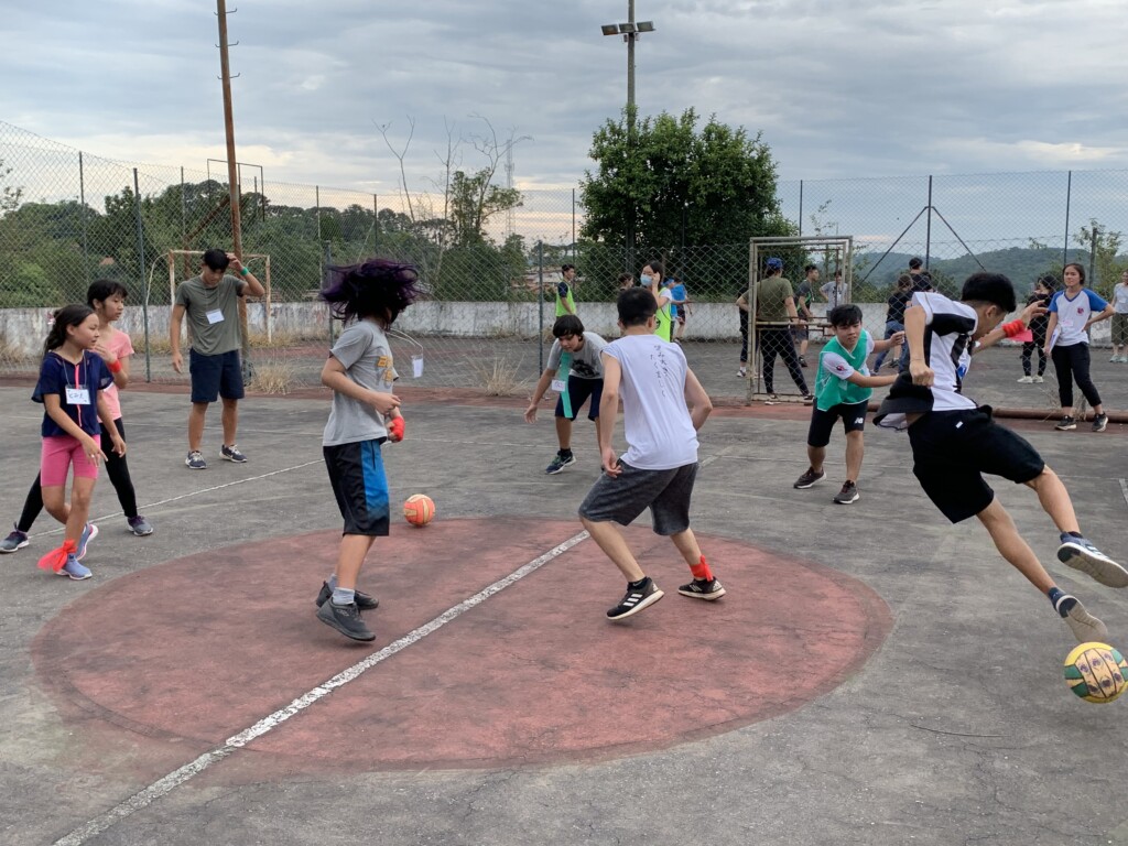 スポーツを行う生徒たち