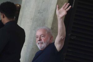 手を振るルーラ次期大統領（Foto: Antonio Cruz/Agência Brasil）