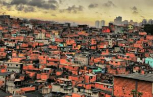 サンパウロ市内有数のスラム街パライゾポリス（2014年、Roberto Rocco）