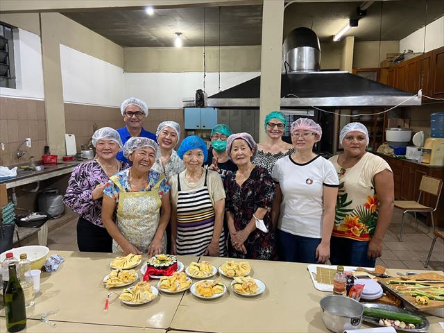 料理講習会の参加者のほとんどが現地のブラジル人(前列の右から４人目が小笠原さん)
