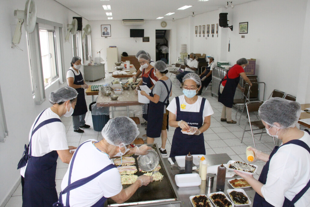 手馴れた様子でお好み焼きを作る婦人部の皆さん
