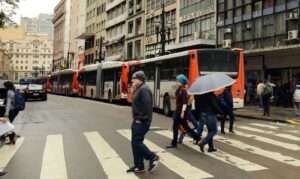サンパウロ市中央部で列をなす市内バス（Rovena Rosa/Agencia Brasil）