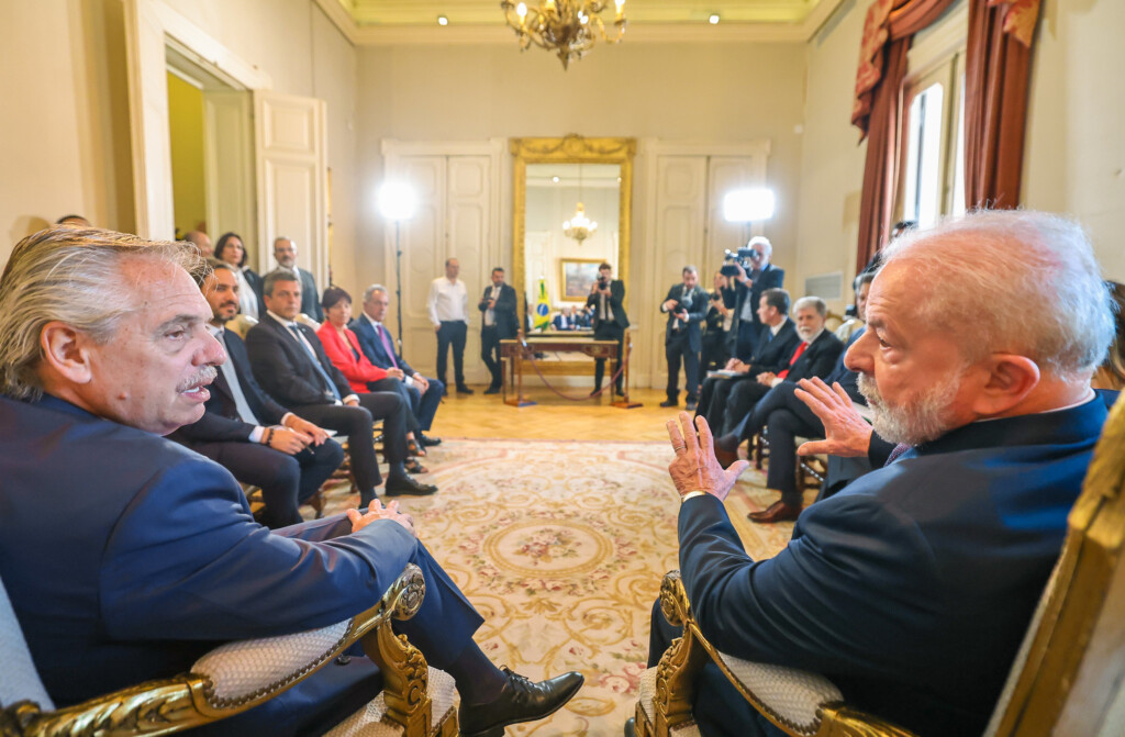 アルゼンチンのフェルナンデス大統領（左）と会談するルーラ大統領（Foto: Ricardo Stuckert/PR）