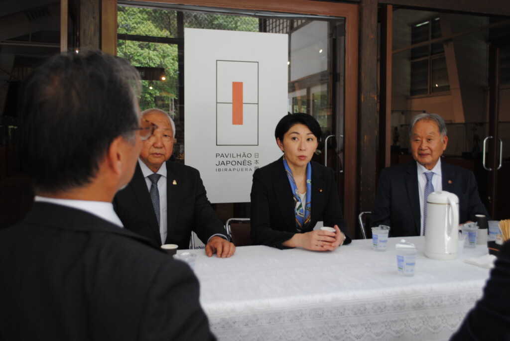 日本館で文協役員と懇談する小渕衆議