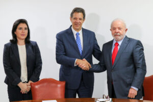 １２日のガイドライン発表時に（左からテベテ企画予算相、ハダジ財相、ルーラ大統領、Fabio Rodrigues-Pozzebom/ Agência Brasil）