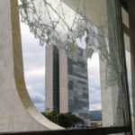 大統領官邸の破られたガラス（Foto: Fabio Rodrigues-Pozzebom/ Agência Brasil）