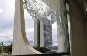 大統領官邸の破られたガラス（Foto: Fabio Rodrigues-Pozzebom/ Agência Brasil）