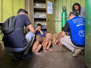 栄養失調や食糧不足で骨と皮の子供達（Condisi-YY/Divulgação）