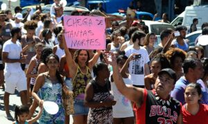 流れ弾による被害者や死者の多さに怒り、抗議行動を起こした人々（Tomaz Silva/Agencia Brasil）