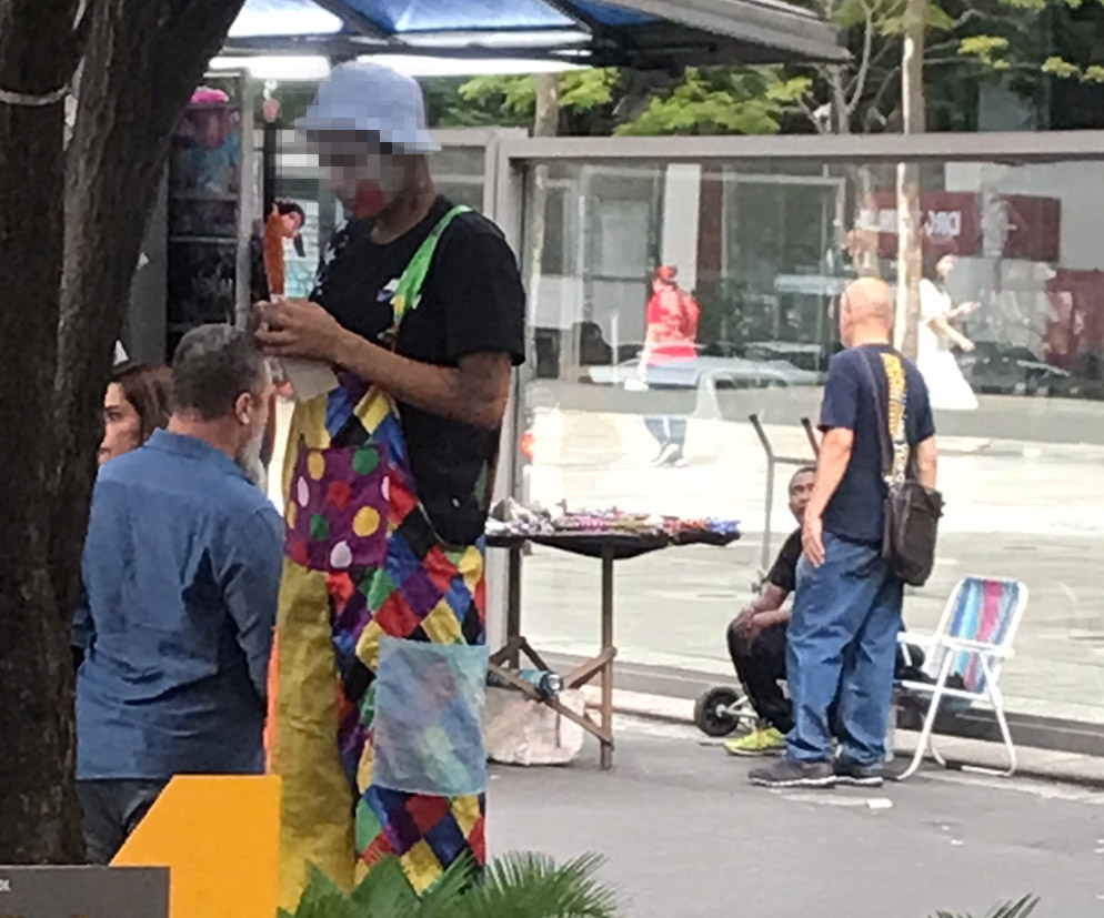 街中に出没するピエロ姿の青年