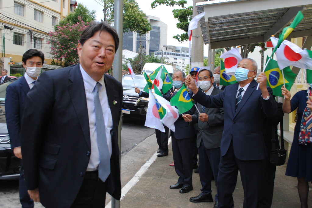 山口県人会会員に歓迎される林大臣