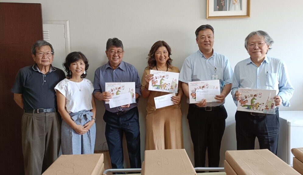 左から山田会長、本郷さん、救済会本田イズム会長、希望の家下本ジルセ会長、援協鈴木アドリアーノ事務局次長、こどものその小田セルジオ会長