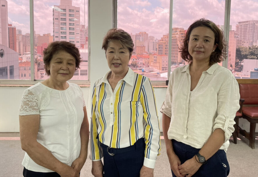 案内に訪れた茶道裏千家のみなさん(左から、水元宋法さん、松原宋美さん、品川敦子さん)