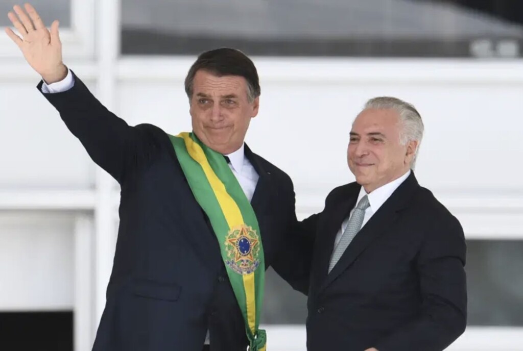 ボルソナロに大統領のタスキを渡したテメル（Créditos: Divulgação/Twitter @micheltemer）