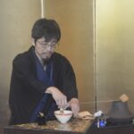 林宗一(そういち)代表がお茶を点てる様子